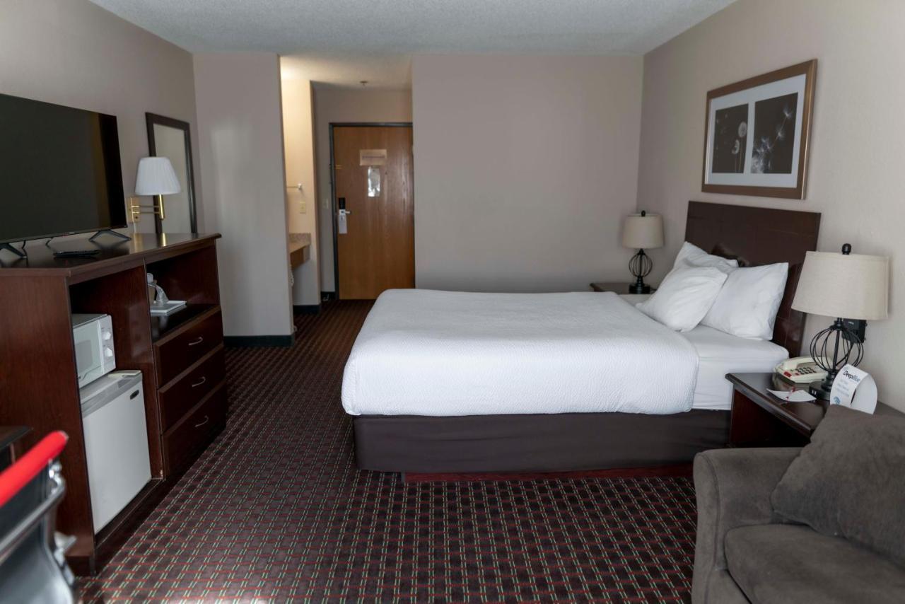 Ramada By Wyndham Tell City Екстериор снимка