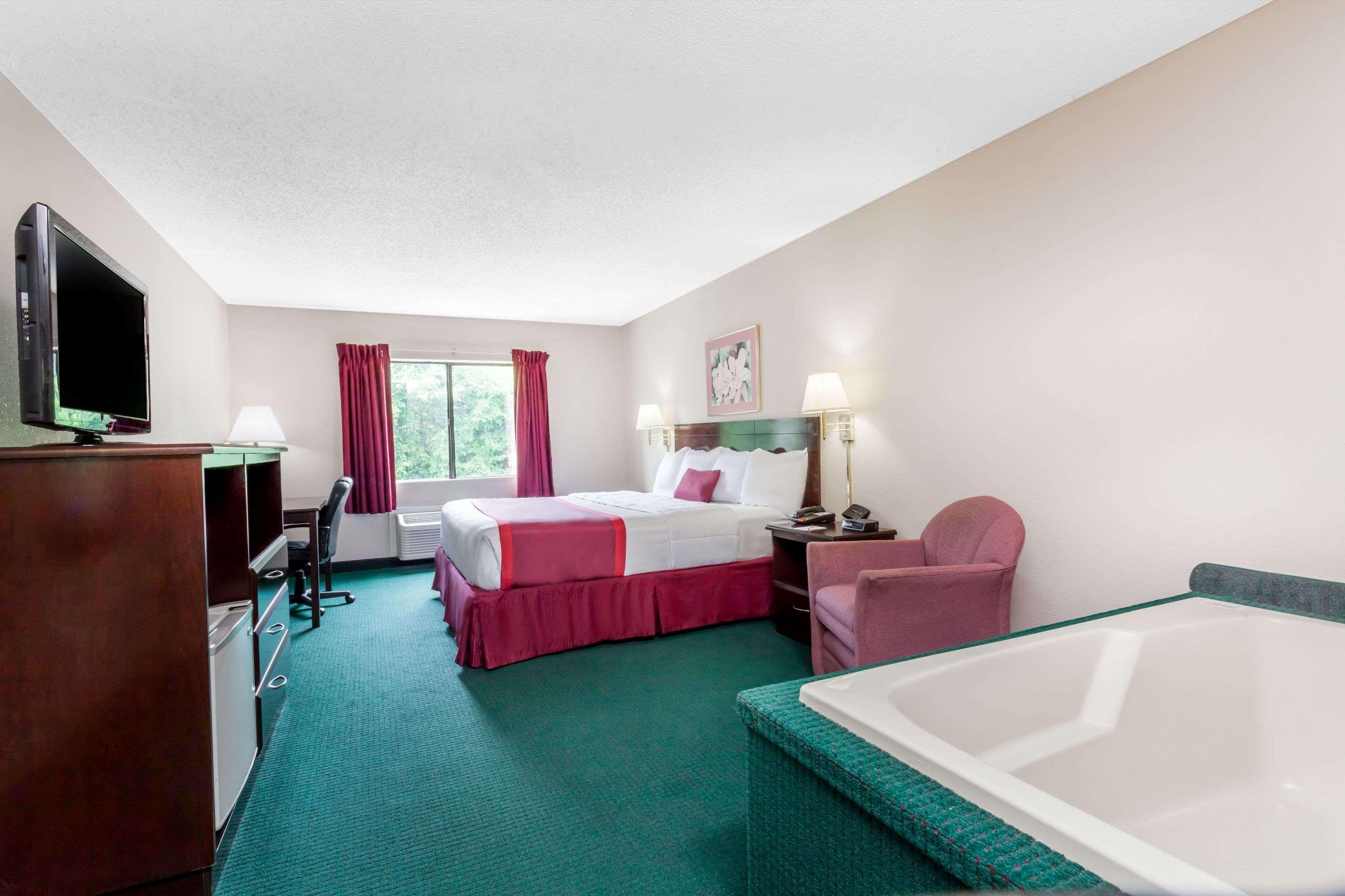 Ramada By Wyndham Tell City Екстериор снимка
