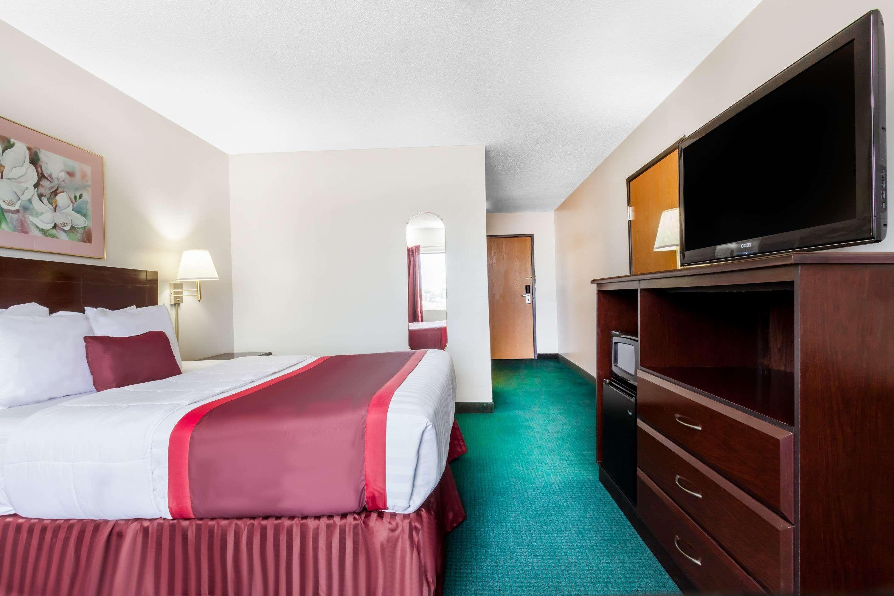 Ramada By Wyndham Tell City Екстериор снимка