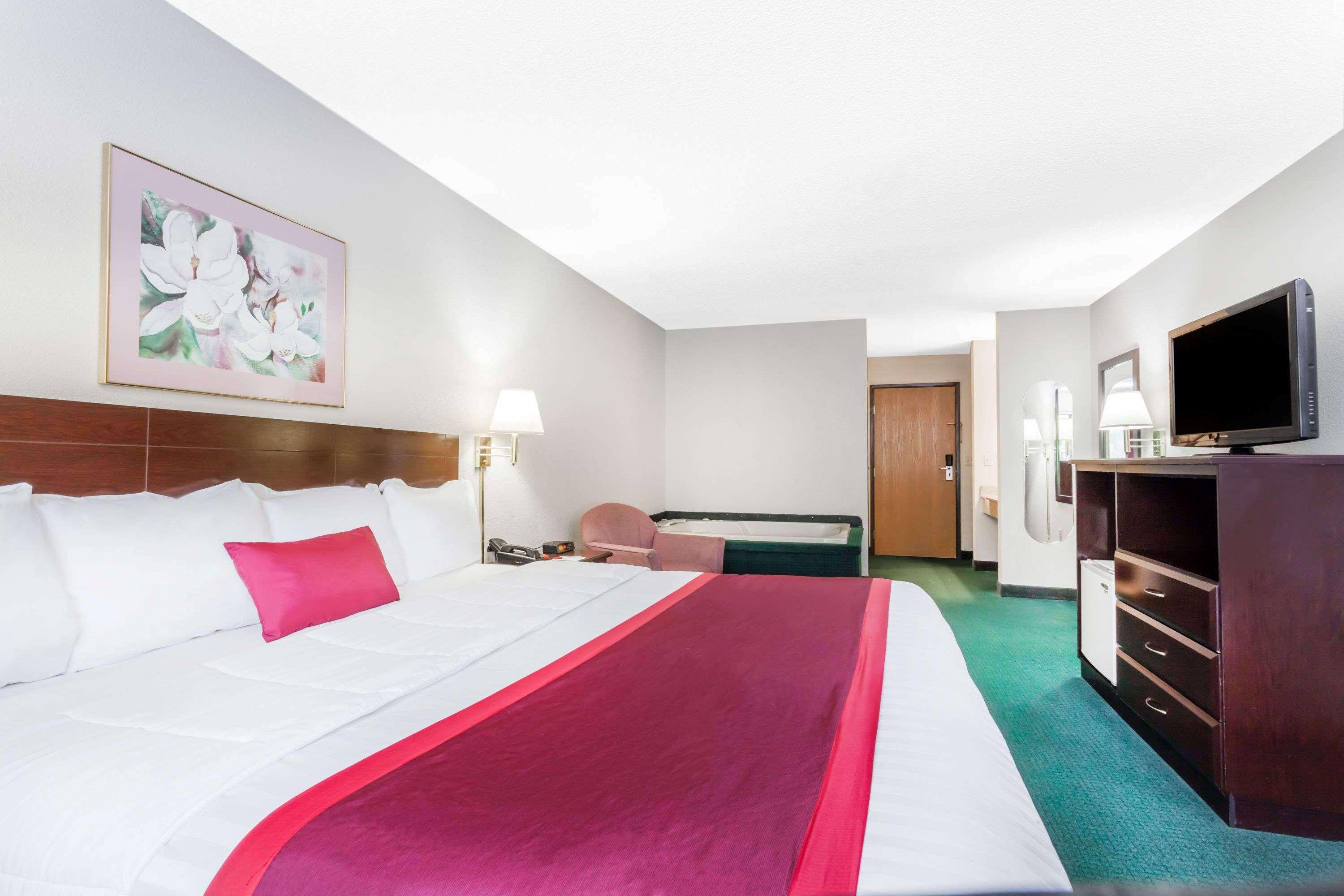 Ramada By Wyndham Tell City Екстериор снимка