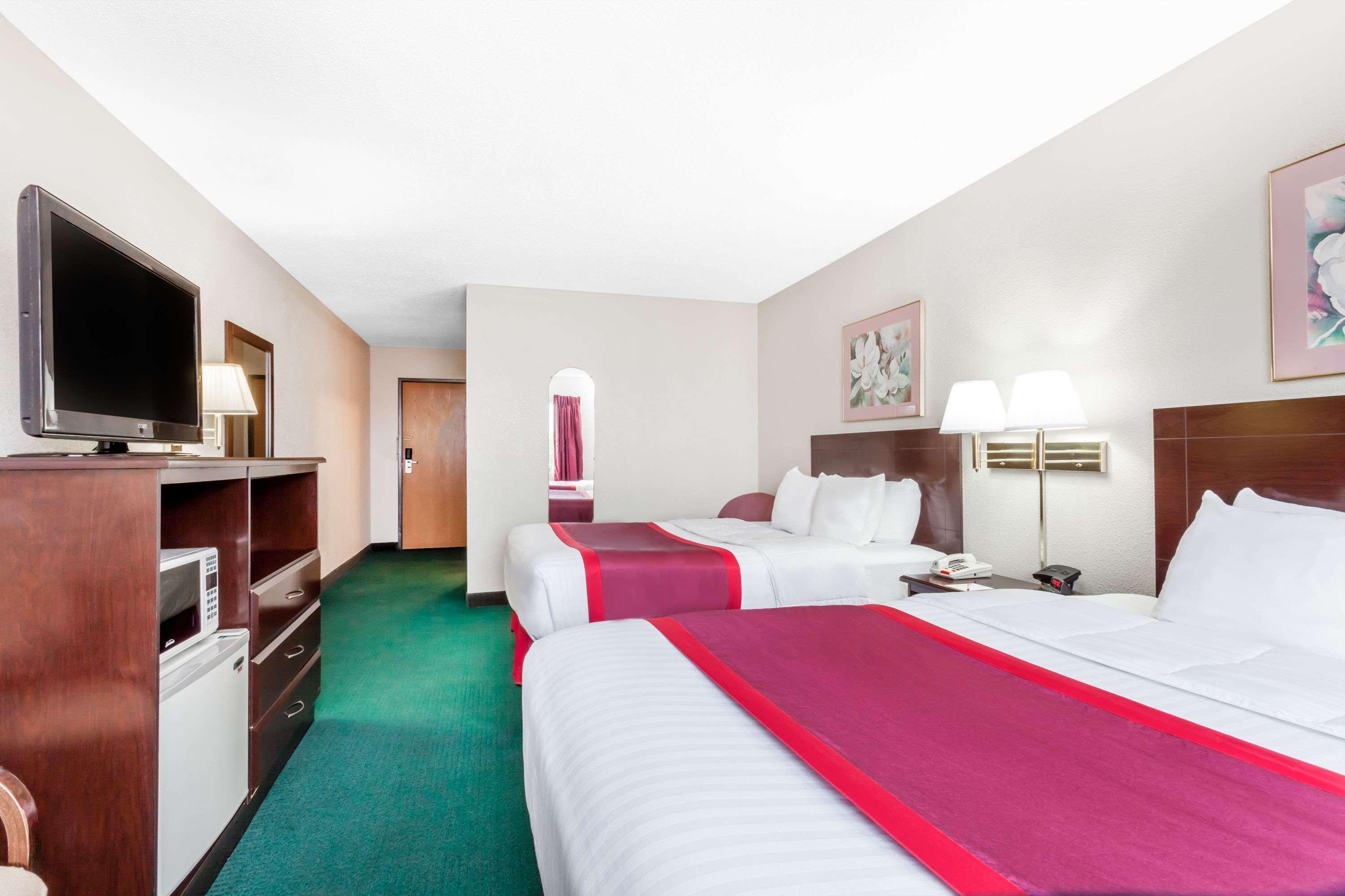Ramada By Wyndham Tell City Екстериор снимка