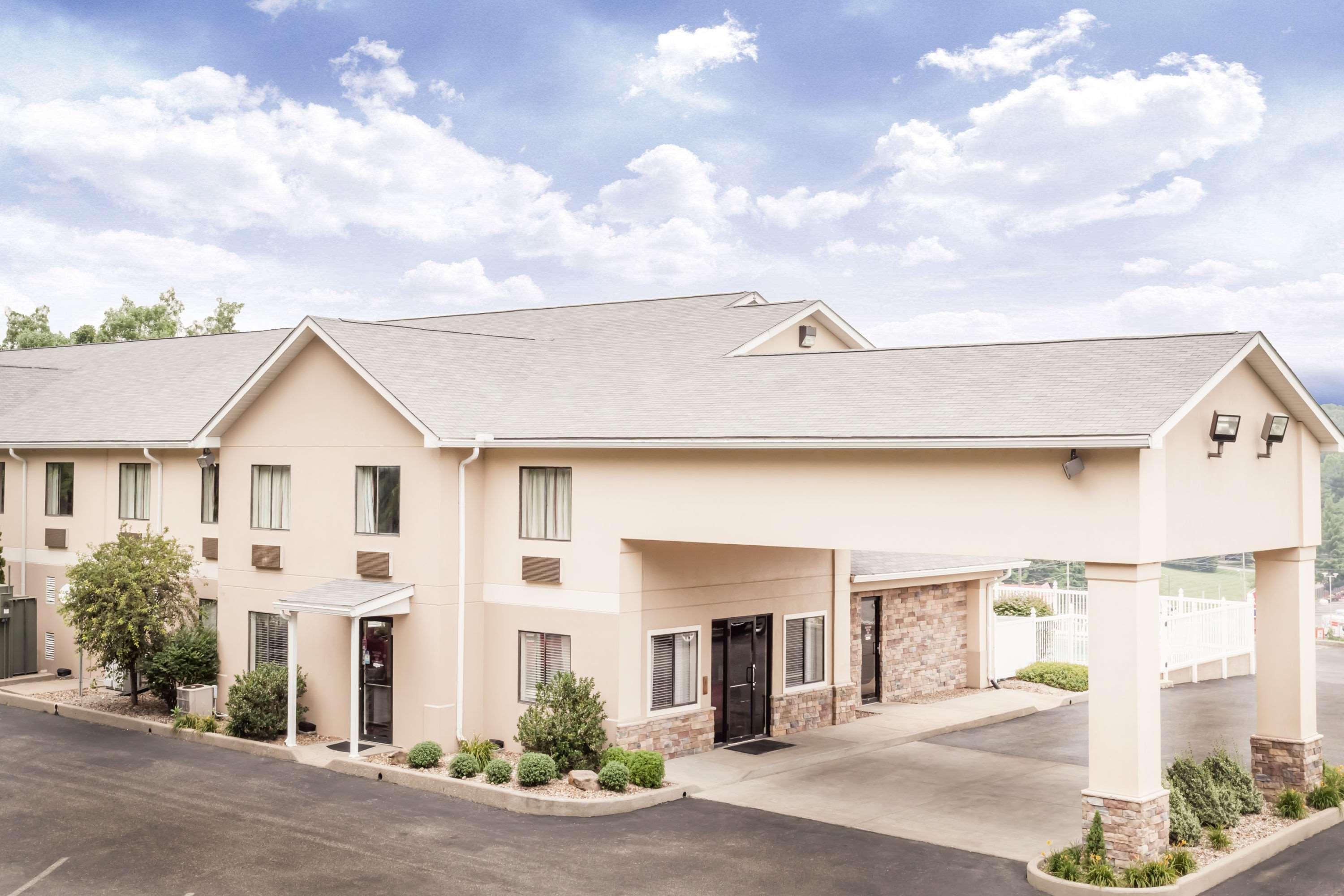 Ramada By Wyndham Tell City Екстериор снимка