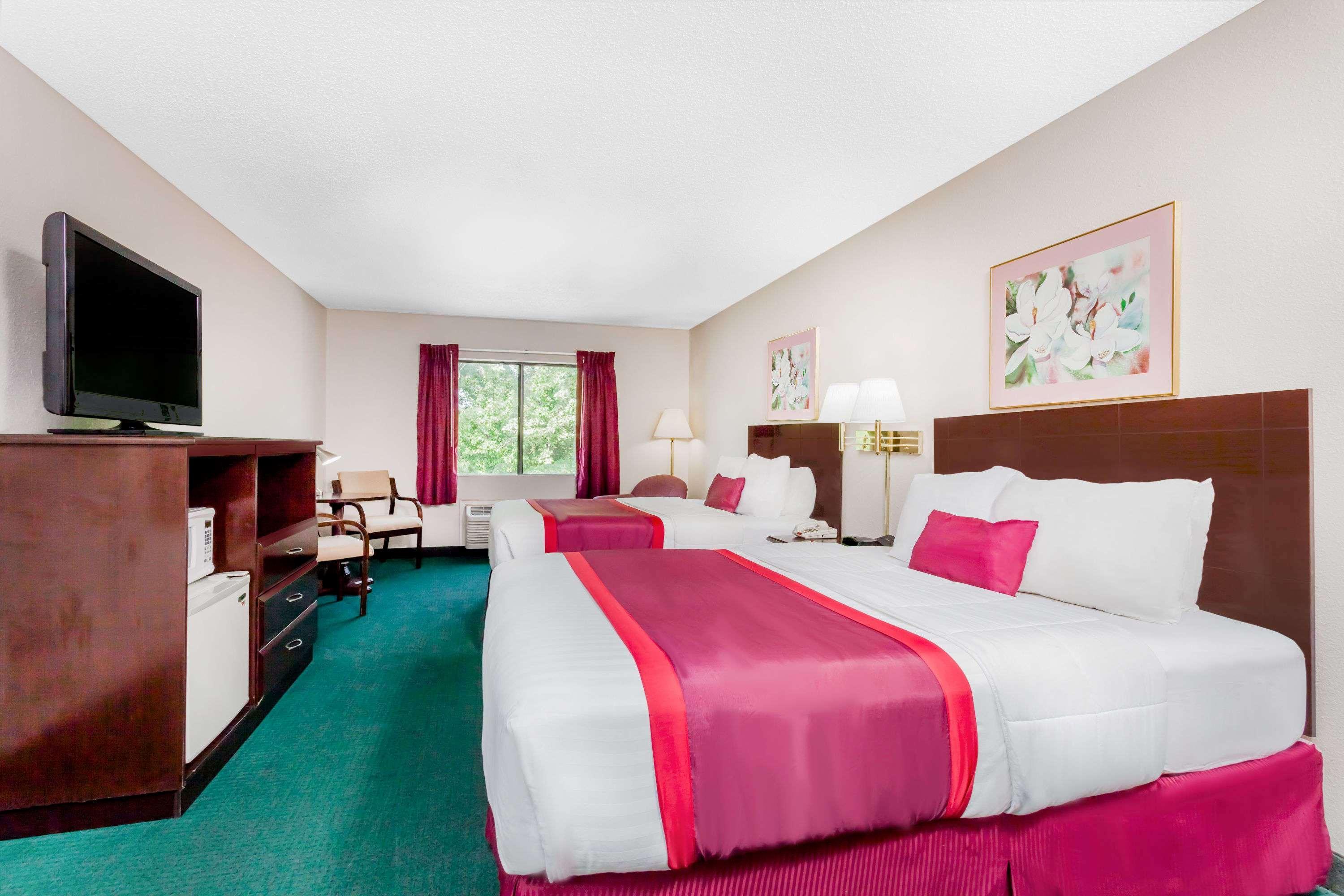 Ramada By Wyndham Tell City Екстериор снимка