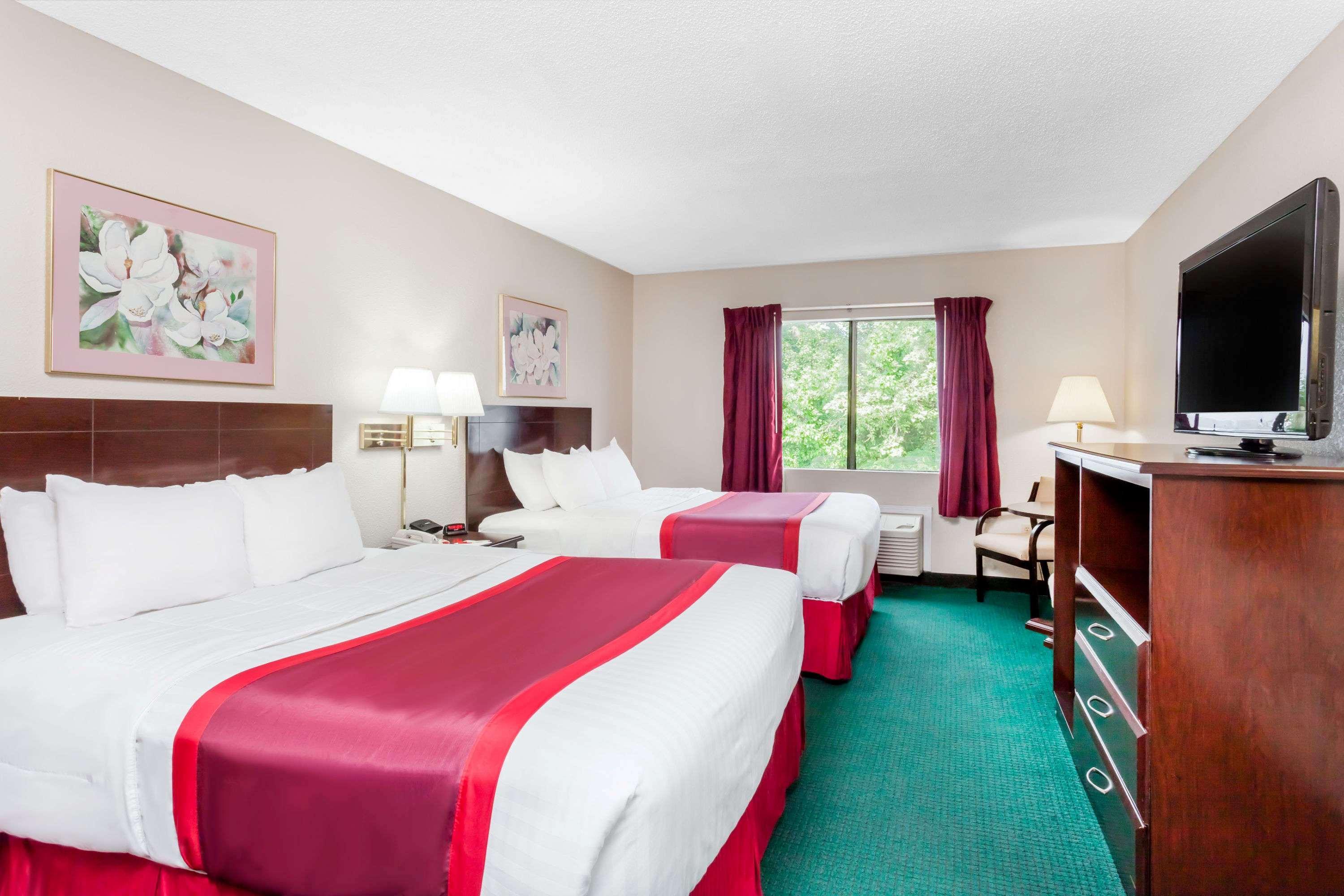 Ramada By Wyndham Tell City Екстериор снимка