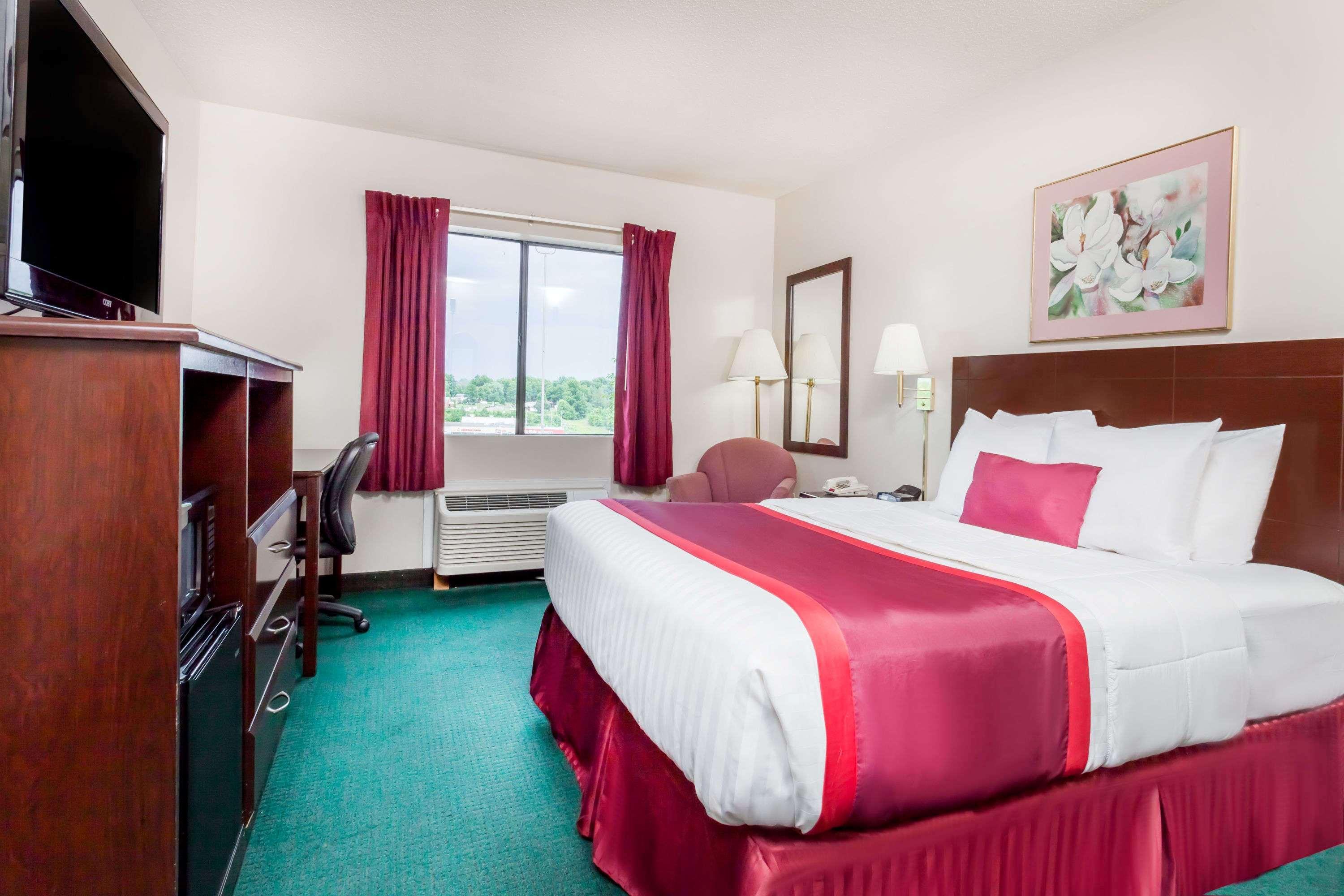 Ramada By Wyndham Tell City Екстериор снимка