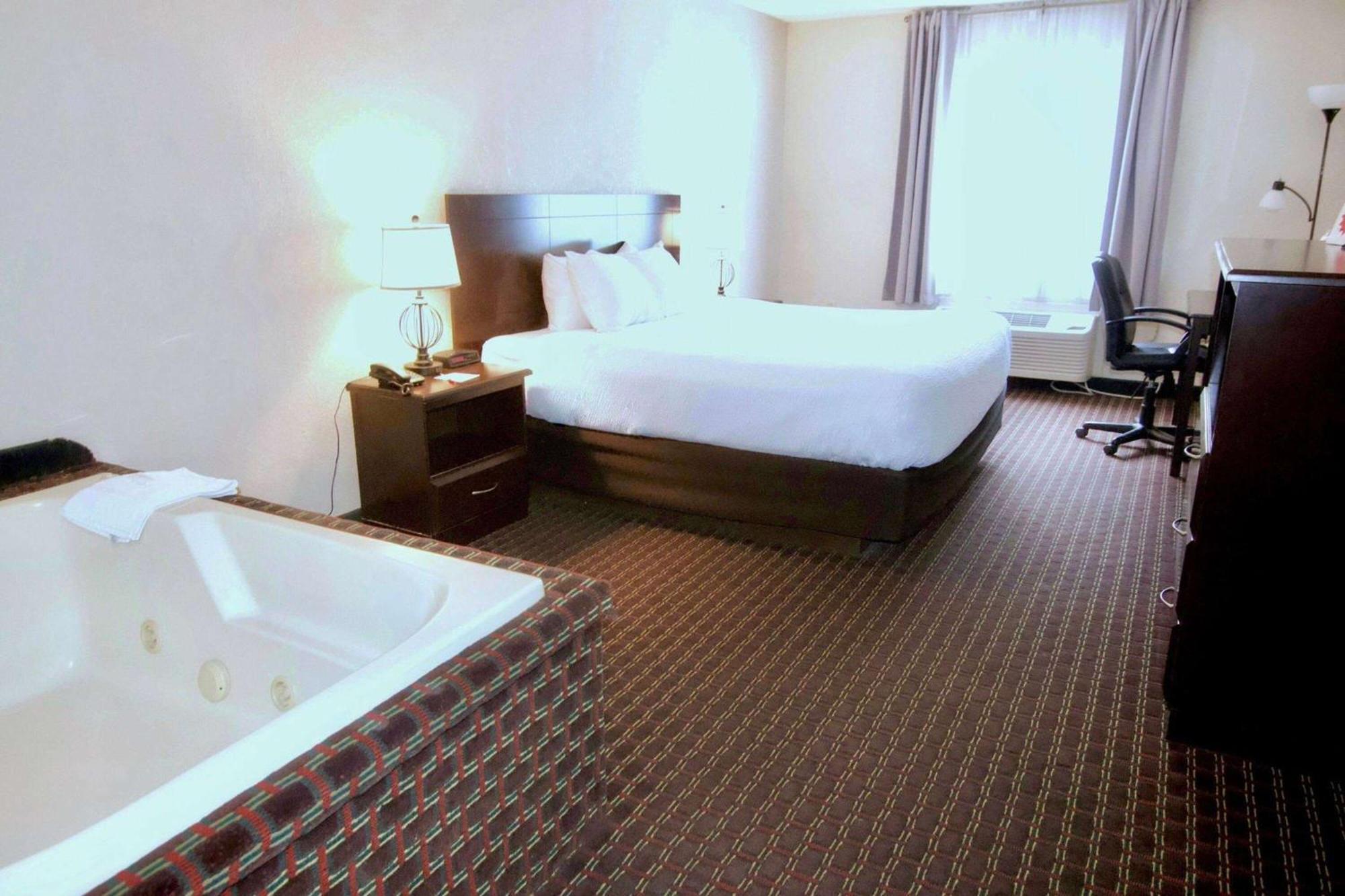 Ramada By Wyndham Tell City Екстериор снимка