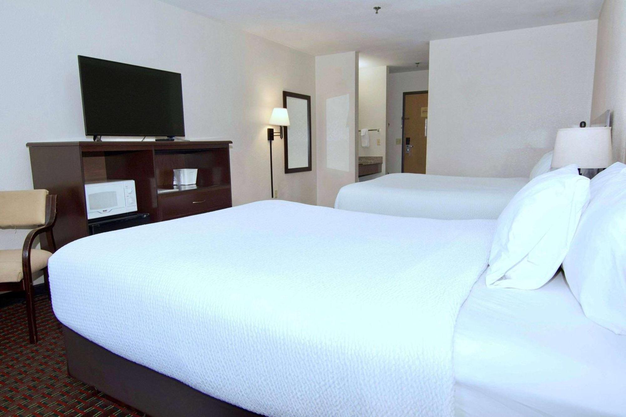 Ramada By Wyndham Tell City Екстериор снимка