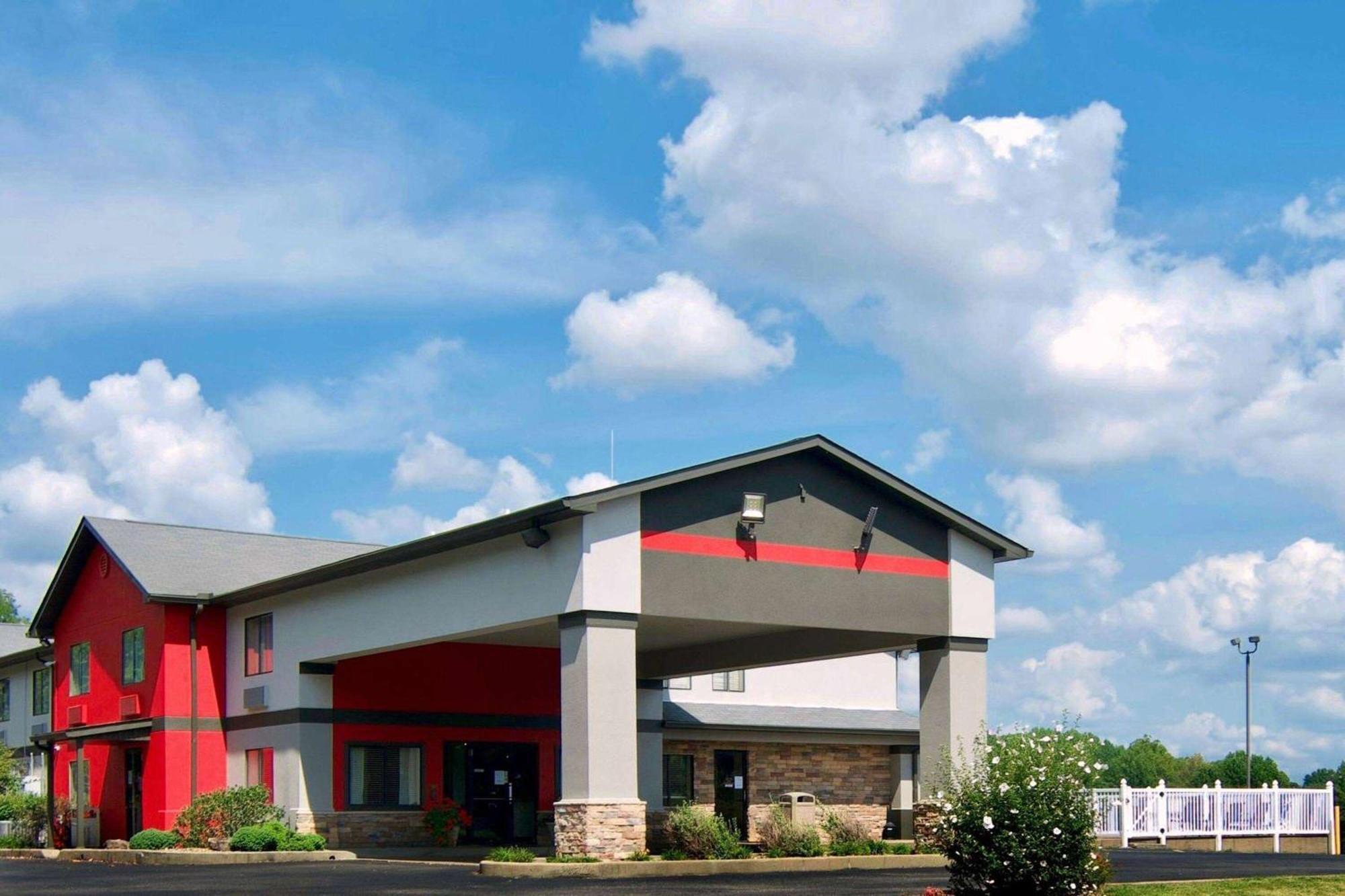 Ramada By Wyndham Tell City Екстериор снимка