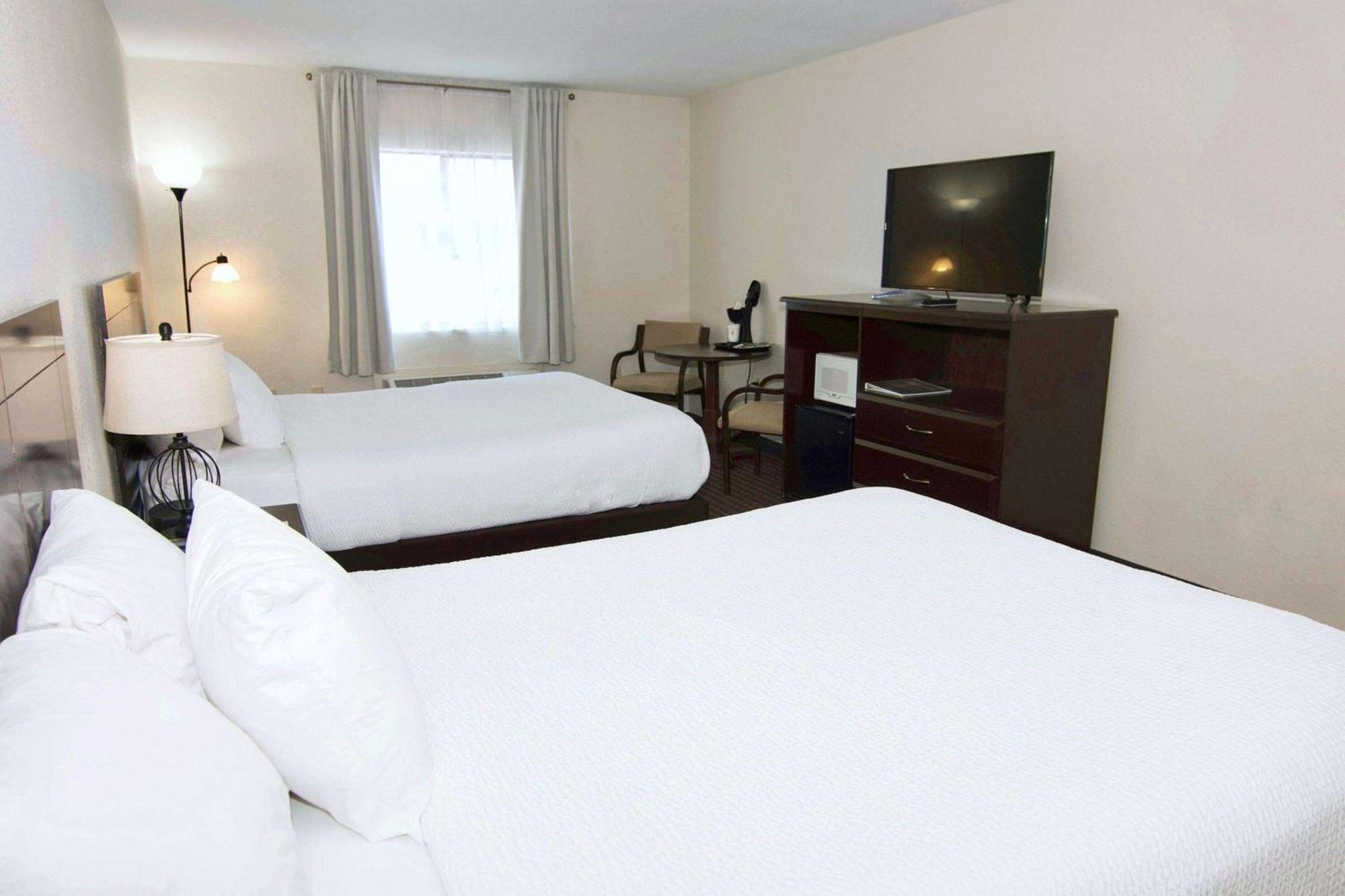 Ramada By Wyndham Tell City Екстериор снимка